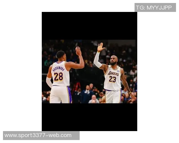 八村塁绝杀瞬间詹姆斯与湖人队员热烈庆祝场面温馨感人